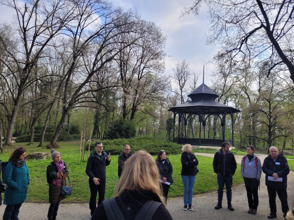 A group of participants visits the Urbane Forest of Zargreb with trees and also park-like struktures